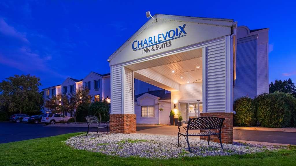 Charlevoix Inn & Suites Surestay Collection By Best Western Exterior foto